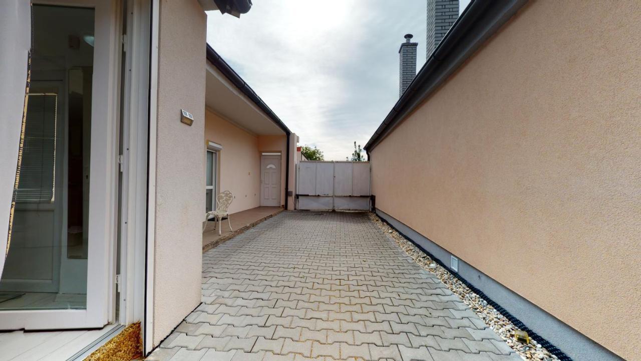 Alia House With Garden In