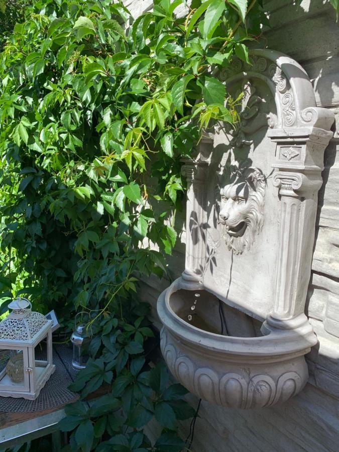 Alia House With Garden In * Piest'any