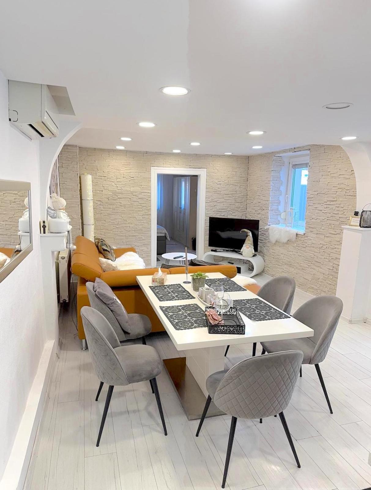 Alia House With Garden In Holiday home Piest'any